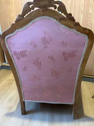 Descalzadora de madera y tela rosa.
