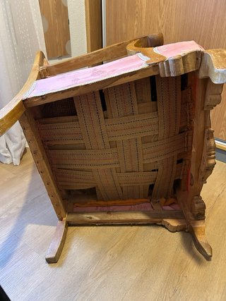 Descalzadora de madera y tela rosa.