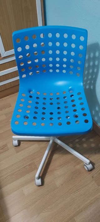 Silla de escritorio azul con ruedas