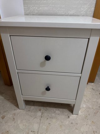 Mesita de noche blanca