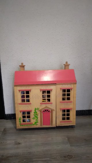 Casita de muñecas de madera