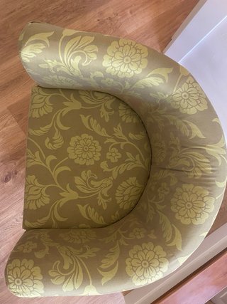 Butaca de tela verde con patas de madera