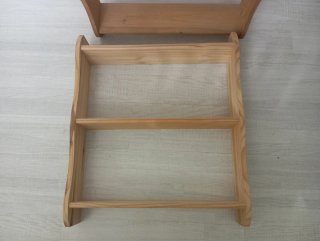Lote de 3 estanterías de madera.