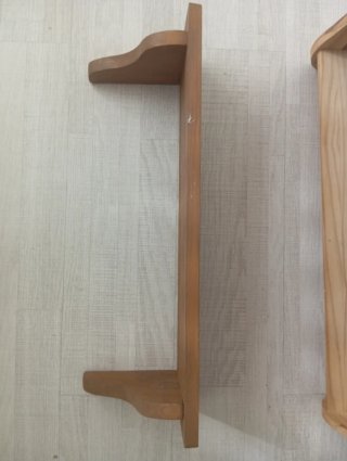 Lote de 3 estanterías de madera.