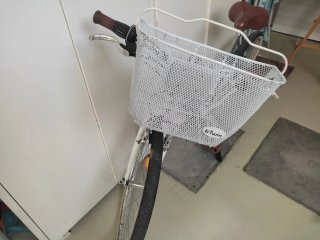 Bicicleta blanca con cesta B-twin POPLY 300