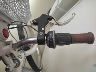 Bicicleta blanca con cesta B-twin POPLY 300