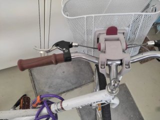 Bicicleta blanca con cesta B-twin POPLY 300