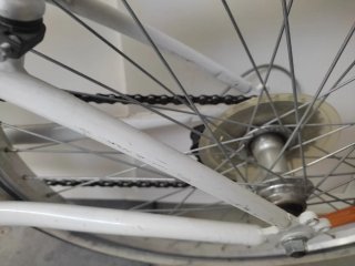 Bicicleta blanca con cesta B-twin POPLY 300