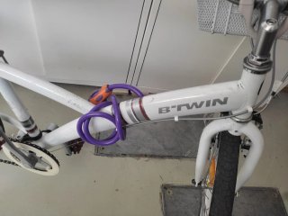 Bicicleta blanca con cesta B-twin POPLY 300