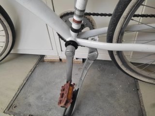 Bicicleta blanca con cesta B-twin POPLY 300