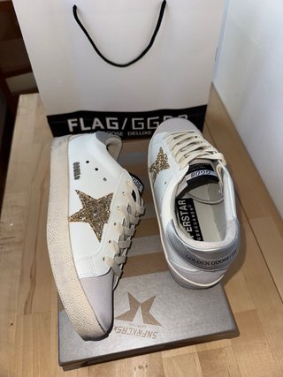 Golden Goose Sneakers Blancas y Doradas