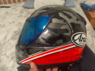 Casco Arai camouflage con visiera blu