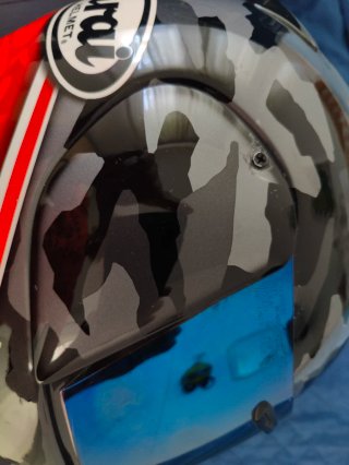 Casco Arai camouflage con visiera blu