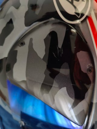 Casco Arai camouflage con visiera blu