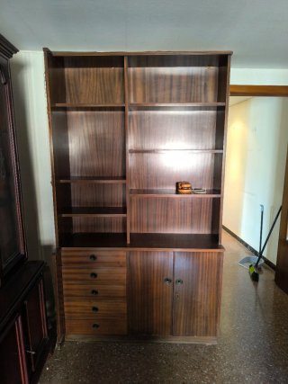Librería de madera con cajones y puertas