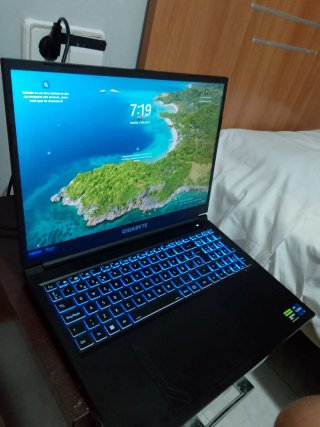 Portátil Gigabyte Negro con Teclado Azul
