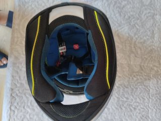 Casco de moto naranja y negro