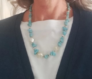 Collana in perle bianche e turchese