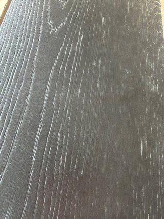 Suelo imitación madera oscuro