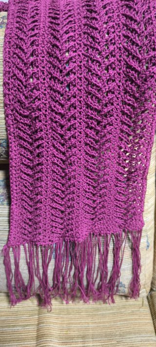 Fular morado tejido con flecos