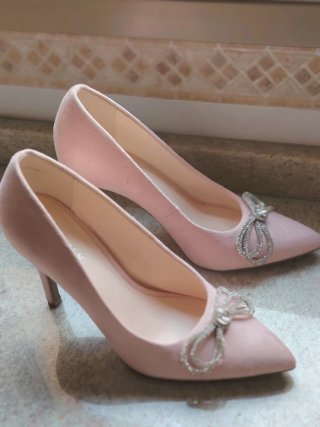 Zapatos de tacón rosa con lazo brillante