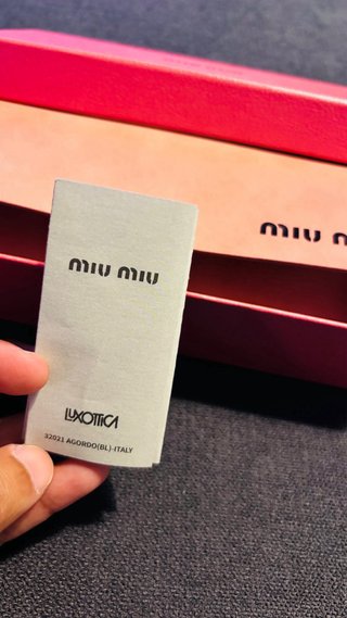 Óculos de sol Miu Miu com caixa