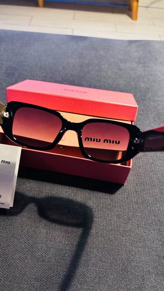 Óculos de sol Miu Miu com caixa