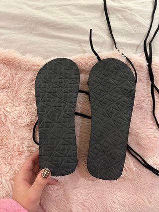 Sandalias negras con cordones