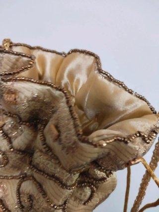Bolso dorado con abalorios