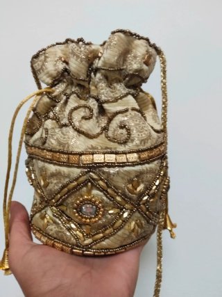 Bolso dorado con abalorios