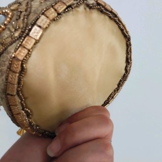 Bolso dorado con abalorios