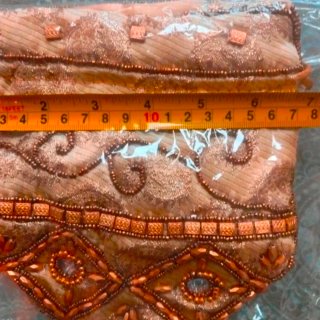 Bolso dorado con abalorios