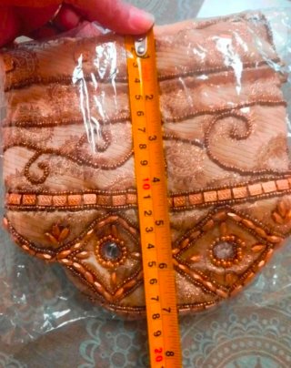 Bolso dorado con abalorios