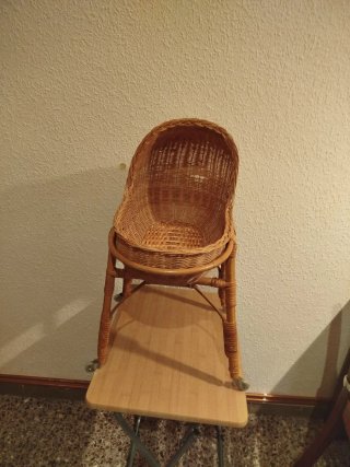 Moisés de mimbre para muñecas con ruedas