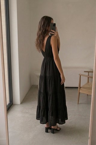 Vestido longo preto com camadas