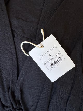 Vestido longo preto com camadas