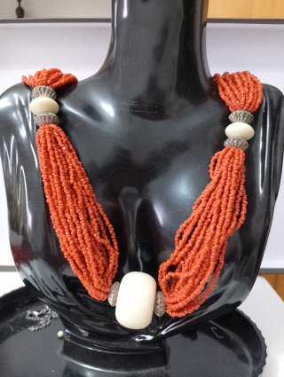 Collana vintage corallo e perle bianche