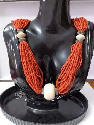 Collana vintage corallo e perle bianche