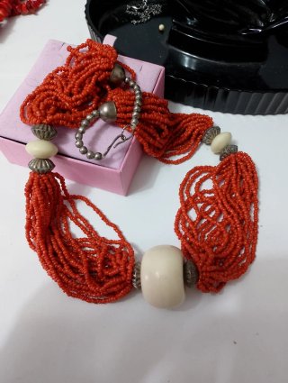 Collana vintage corallo e perle bianche