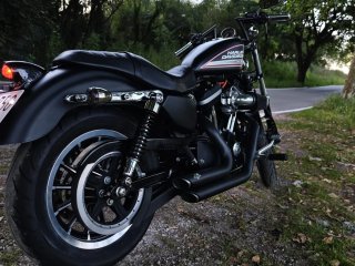 Harley Davidson Sportster 883R Negra