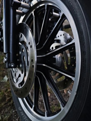 Harley Davidson Sportster 883R Negra