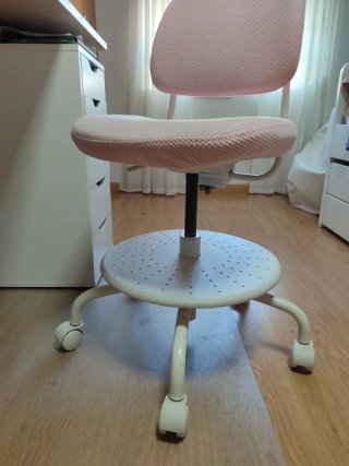 Silla escritorio infantil en color rosa.