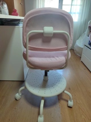 Silla escritorio infantil en color rosa.