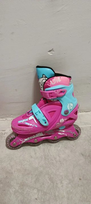 Patines en línea rosas y azules para niña