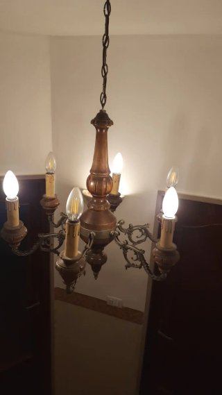 Lampadario antico in legno e metallo