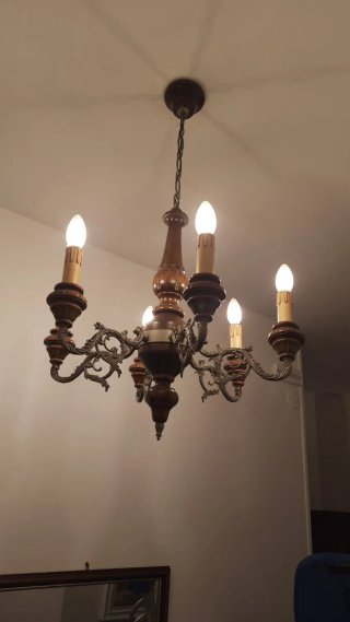 Lampadario antico in legno e metallo