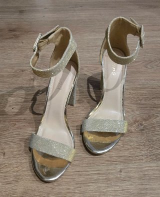 Zapatos de tacón dorados con brillos