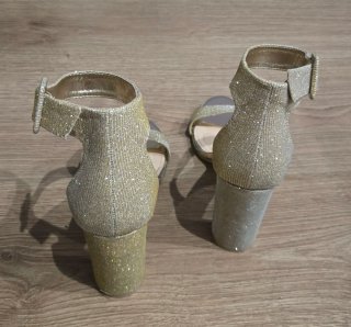 Zapatos de tacón dorados con brillos