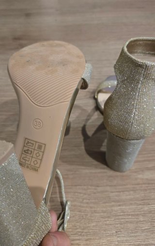 Zapatos de tacón dorados con brillos