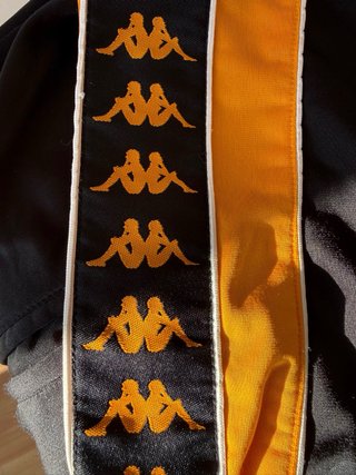 Chaqueta Kappa Negra y Amarilla manga desmontable